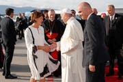 Bundespräsident Alain Berset, rechts, und Bundesrätin Doris Leuthard , links, begrüssen Papst Franziskus in Genf. (Keystone/Pool/Peter Klaunzer (Genf, 21. Juni 2018))