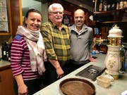 Zufriedene Gesichter hinter dem Tresen des Restaurants Steinbock: Hanife Ismaili, Roman Britt und Qashif Ismaili (von links). (Bild: Andrea Häusler)