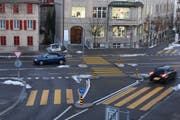 Die Unfallstelle: Der Fussgänger wurde beim Überqueren der Rorschacher Strasse angefahren. (Bild: Stapo)