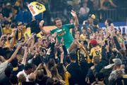 Berns Torhüter Marco Wölfli wird von den Fans gefeiert nach Sieg gegen den FC Luzern. (Bild: Peter Klaunzer/Keystone (Bern, 28. April 2018))