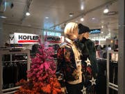 Sonderverkaufs-Plakate und Christbäume gleichzeitig: In der Modebranche ist das mittlerweile üblich, wie dieses Beispiel zeigt. (Bild: hor)