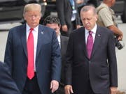 US-Präsident Donald Trump (links) soll dem Präsidenten der Türkei, Recep Tayyip Erdogan (rechts), keine Auslieferung des Predigers Fethullah Gülen versprochen haben. (Bild: KEYSTONE/EPA/OLIVIER HOSLET)