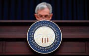 Das Siegel der US-Notenbank Federal Reserve. Im Hintergrund zu sehen ist deren Präsident Jerome «Jay» Powell (65) während einer Pressekonferenz. (Bild: Carolyn Kaster/AP (Washington, 21. März 2018))