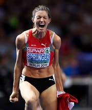 epa06941558 Lea Sprunger of Switzerland celebrates after winning the women's 400m Hurdles final at the Athletics 2018 European Championships, Berlin, Germany, 10 August 2018. EPA/FILIP SINGER