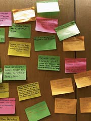 Die ETH-Studenten haben Bemerkenswertes auf die Pinnwand geklebt. (Bild: Bruno Knellwolf)
