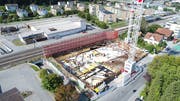 Direkt beim Bahnhof entstehen die 82 Wohnungen. (Bild: PD)