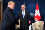 Bundespräsident Alain Berset (rechts) begrüsst US-Präsident Donald Trump mit einem Händedruck. (Bild: EPA/Peter Klaunzer (Davos, 26. Januar 2018))