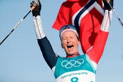 Die 38-jährige Norwegerin feiert ihre achte Goldmedaille. (Bild: Dmitri Lovetsky/AP (Pyeongchang, 25. Februar 2018))