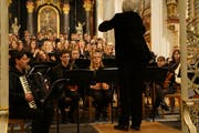 Goran Kovačević begleitet den gemischten Chor unter der Leitung von Dieter Jordi. (Bild: Inka Grabowsky)