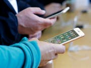 Weko pfeift Apple wegen Behinderung von Twint zurück. (Bild: KEYSTONE/AP/JEFF CHIU)