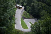 Ein Postauto unterwegs in Val Colla. (Bild: Keystone/Ti-Press/Pablo Gianinazzi (Lugano, 15. Juni 2018))