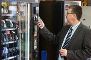 Geschäftsführer Daniel Büchel bezahlt zur Demonstration gleich selbst mit der Twint-App auf dem Handy. (Bild: Sandro Büchler)