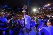 Roger Federer hält seine Trophäe in die Höhe. (Bild: Tracey Nearmy/EPA (Melbourne, 28. Januar 2018))