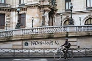 Vereinfachte Volksinitiativen würden letztlich auch die Macht des Präsidenten einschränken. (Bild: Kamil Zihnioglu/AP; Paris, 2. Dezember 2018)