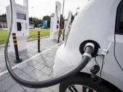 Unter Strom für die volle Elektromobilität: eine Roadmap weist Unternehmen und Behörden den Weg. Bis 2022 sollen 15 Prozent der zugelassenen Neuwagen Elektromobile sein. (Bild: KEYSTONE/URS FLUEELER)
