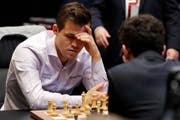 Magnus Carlsen (links) während dem Spiel gegen Fabiano Caruana. (Bild: Frank Augstein/AP (London, 28. November 2018))