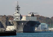 Der Zerstörer Izumo ist eines der Schiffe, die zu einem Flugzeugträger umgebaut werden können. (Bild: E. Hoshiko; AP (Yokosuka, 6. Dezember 2016)