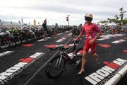 Daniela Ryf beim Umstieg aufs Velo während dem Wettkampf. (Bild: Bruce Omori (Kailua-Kona, 13. Oktober 2018))