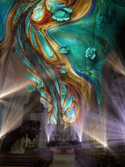 Erster Eindruck der Lichtshow «Genesis», die während des Lichtfestivals in der Hofkirche gezeigt wird. (Visualisierung: Projektil)