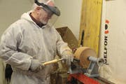 Drechsler Arthur Bossi bei seiner Arbeit im Atelier. (Bild: Paul Gwerder, 14. Dezember 2018)