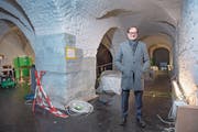 Stiftsbibliothekar Cornel Dora im Gewölbekeller, wo bald das wertvolle «Evangelium longum» zu sehen sein wird. (Bild: Urs Bucher)