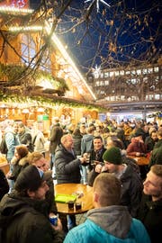 Beliebter Treffpunkt nach Feierabend: Einer von vier Glühwein-Ständen am St.Galler Weihnachtsmarkt. (Bild: Ralph Ribi)
