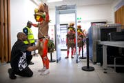 Mit ihrer traditionellen Kleidung fallen die Ureinwohner am Flughafen garantiert auf. (Bild: Mark Schiefelbein/Keystone (Papua-Neuguinea, 17. November 2018))