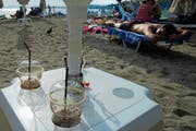 Erfrischungen in Plastikbechern wie hier an einem Strand bei Athen werden bald der Vergangenheit angehören. (Bild: M. Bicanski/Getty (26. Juni 2018))