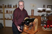 Arthur Bossi inmitten seiner Vasen bei der Präsentation seines Weineinschenkers, in dem bis zu 20 Liter fassende Magnumflaschen Platz haben. (Bild: Paul Gwerder, 14. Dezember 2018)