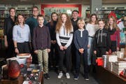 Preisträger und Partner des Klubs (v. l.): Nadia Annen (Buchhaus Stocker), Estelle Hodel (Auviso), David Stocker (Buchhaus), Jonathan Fedier, Salome Mohr, Leandra Steinmann, Carlo Meier (Jury-Präsident ), Jan Brinkhaus, Gioia Käslin, Anna Blum und Céline Roos. (Bild: Boris Bürgisser, 15. Dezember 2018)
