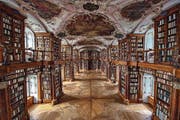 Reflektierende Buchrücken in der Stiftsbibliothek. (Bild: Urs Bucher)