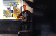 Zoreslav Kravchuk spielt vor Passanten in der Luzerner Altstadt. Bild: Jana Avanzini