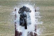Mit gesenktem Haupt durch eine Wand aus Neonröhren: Töfffahrer der indischen Armee. (Bild: Jagadeesh/Keystone (Bangalore, 9. Dezember 2018))