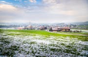 So präsentiert sich derzeit die Aussicht aufs Dorf vom Ruggenbühl her. (Bild: Andrea Stalder)