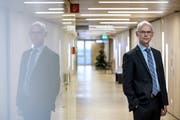 Weil die Einnahmen sinken, muss Hansjörg Schmid den Rotstift ansetzen – der stellvertretende CEO, fotografiert auf der Abteilung für Zusatzversicherte des Luzerner Kantonsspitals. (Bild: Pius Amrein (Luzern, 19. Dezember 2018))