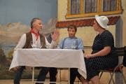 Willi Lötscher (links) mimt im Marbacher Stück den «Mister Hoover», den reichen Onkel aus Amerika. (Bild: Yvonne Imbach, 18. Dezember 2018)