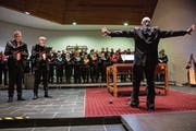 Der Kirchenchor Hünenberg feiert unter der Leitung von Dirigent David D. Schneider (rechts) Welturaufführung mit den Solisten Christian Peter Meier (links) und Philippe Koller (Mitte). (Bild: Patrick Hürlimann (Hünenberg, 1. Dezember 2018))