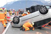 Schwierig gestaltete sich vor allem die Bergung der Verletzten aus dem umgestürzten Fahrzeug. (Bild: Paul Gwerder, Erstfeld, 1. Dezember 2018)
