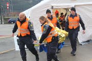 Nach der Erstversorgung wurden die Verletzten zu den bereitstehenden Ambulanzfahrzeugen getragen. (Bild: Paul Gwerder, Erstfeld, 1. Dezember 2018)