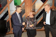 Vroni Müller gratuliert Karl Kobelt im Beisein von Stadtpräsident Dolfi Müller zum Gewinn der Stichwahl. (Bild: Charly Keiser (Zug, 2. Dezember 2018))