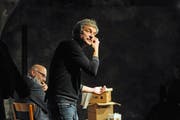 Zwischenrufer mag er nicht: Alfred Dorfer zitiert den Zuschauer sogleich auf die Bühne. (Bild: Michael Hug)