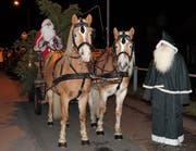 Darauf haben alle gewartet: Der Samichlaus kommt auf einem Fuhrwerk angefahren. (Bilder: Hanspeter Thurnherr)