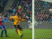 Die Entscheidung im St.-Jakob-Park: FCB-Keeper Jonas Omlin fliegt am Ball vorbei (Bild: KEYSTONE/GEORGIOS KEFALAS)