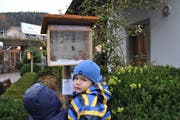 Der Adventsrundgang beginnt und endet bei der Kapelle auf dem Oberuzwiler Dorfplatz. (Bild: Kathrin Meier-Gross)