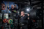 Nimmt’s sozusagen nicht auf die leichte Schulter: Mirco Pinato in seinem Fitnessraum. (Bild: Pius Amrein, St. Erhard, 14. November 2018)