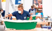 Zwei Bootsfachwarte in Aktion während der Eröffnungsfeier der Schweizer Berufsmeisterschaften 2018. (Bild: Keystone/Anthony Anex)