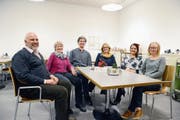 Mathias Engler, Gesamtleiter Pflege und Hospiz Werdenberg; Rita Zäch, Geschäftsleiterin Kinderbetreuung; André Fernandez, Schulratspräsient; Jeanette Mösli, Präsidentin Kinderbetreuung, Senida Durmisi, Leiterin Betreuung und Burga Batliner, Fachfrau Betreuung, von links, freuen sich am Mittagtisch im Pflegeheim. (Bild: Hansruedi Rohrer)