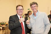 Wäldis Gemeindepräsident Adrian König und Achim Schlumberger, der als Gast erstmals an der Versammlung teilnahm. (Bild: Barbara Hettich)