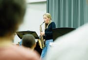Lena Hausheer eröffnet die 86. «Live Session» der Musikschule Zug. (Bild: Stefan Kaiser (Zug, 30. November 2018))