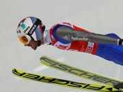 Killian Peier fliegt an den weissen Windschutz-Tüchern vorbei. (Bild: KEYSTONE/EPA/SERGEI ILNITSKY)
